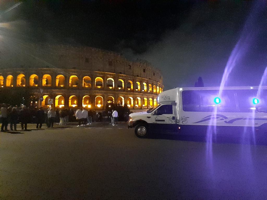 Noleggio Disco Bus Limousine Roma-interni laser limousine