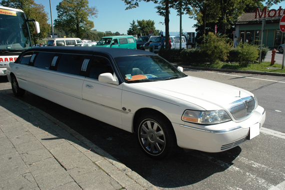 Autonoleggio LINCOLN LIMOUSINE BLUE CRUSH-Noleggio Limousine Roma