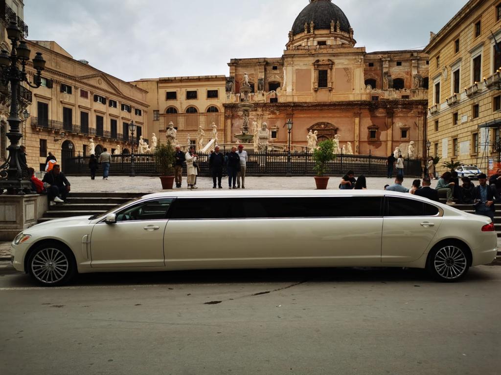 Limousine jaguar xf